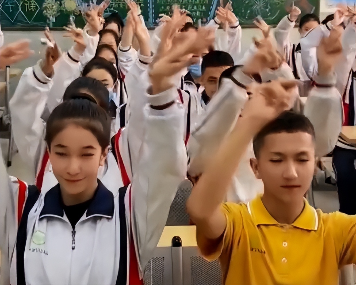 中学生表演体操_中学生体操舞蹈视频_中学生体操运动