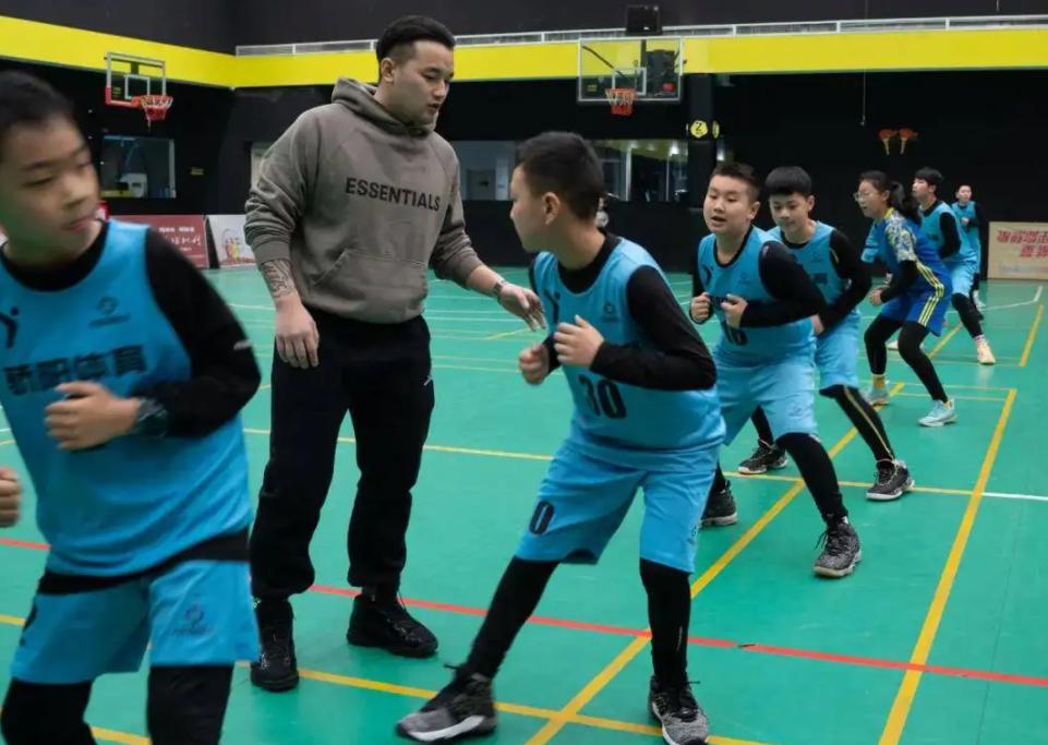 中学生表演体操_中学生体操舞蹈视频_中学生体操运动