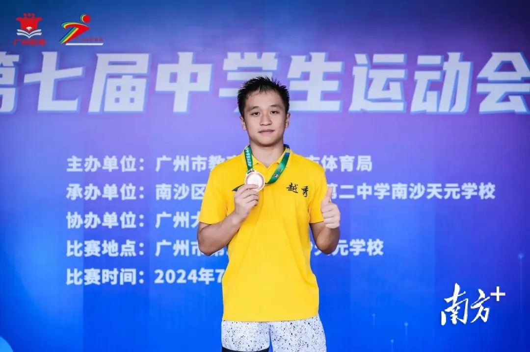 中学生体操分解动作_中学生体操运动_中学生表演体操
