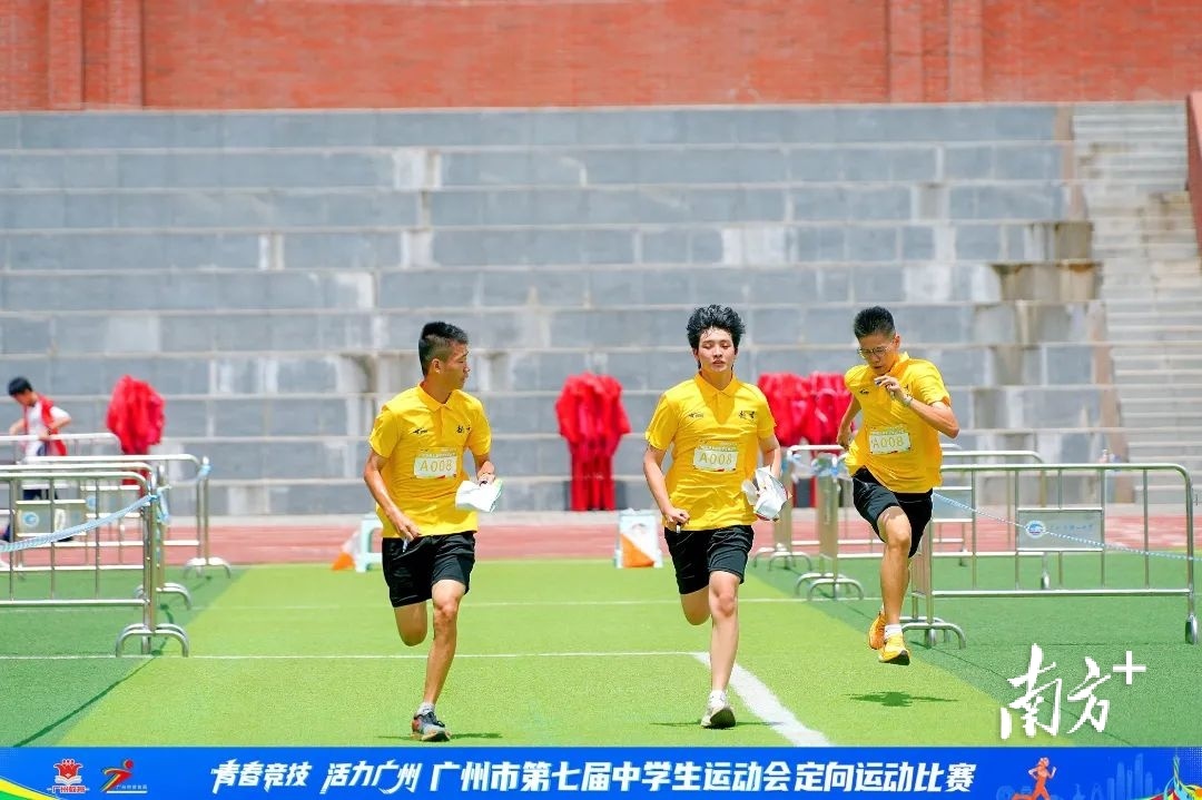 中学生表演体操_中学生体操分解动作_中学生体操运动