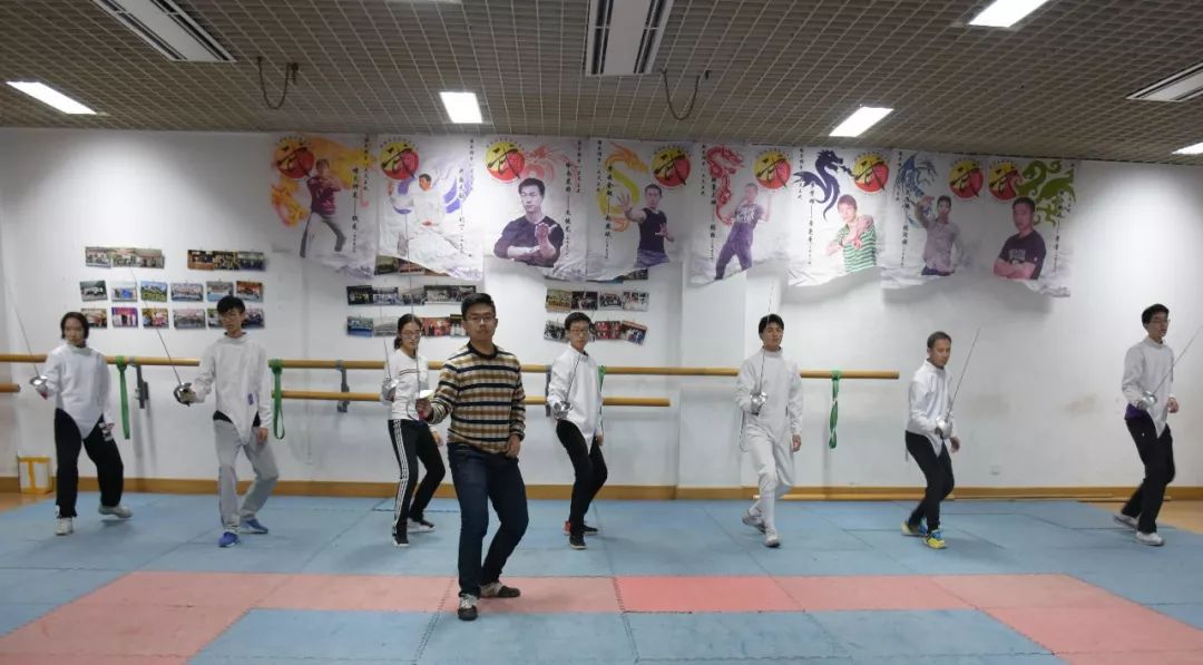 女生练击剑的好处_女生怎么击剑_击剑训练视频技巧女生